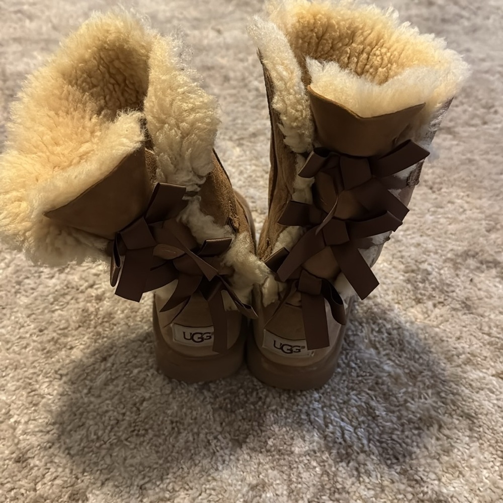 🍍Girls Ugg Bailey Bow boots🍍SZ 2 - Picture 3 of 5